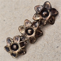 -broche-tre-blomster-paa-rad-soelvbroche-830s-SM-vintagebroche